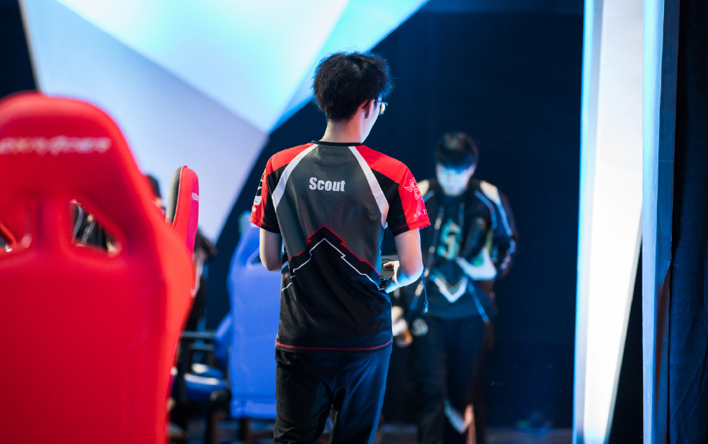乐鱼在线-太狠了！Scout在RNG比赛中突破纪录冲刺阶段阿森纳调整名单以备足总杯，费耶诺德围绕意甲止住颓势的简单介绍